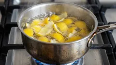  Far bollire le scorze di limone in cucina: perché è consigliabile e come utilizzarle?