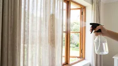 Come rinfrescare le tende senza lavarle in 15 minuti e senza smontarle