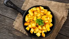 Le patate al forno sono più buone se non le cuocete in anticipo e se, al posto dell'acqua, usate un ingrediente molto migliore.